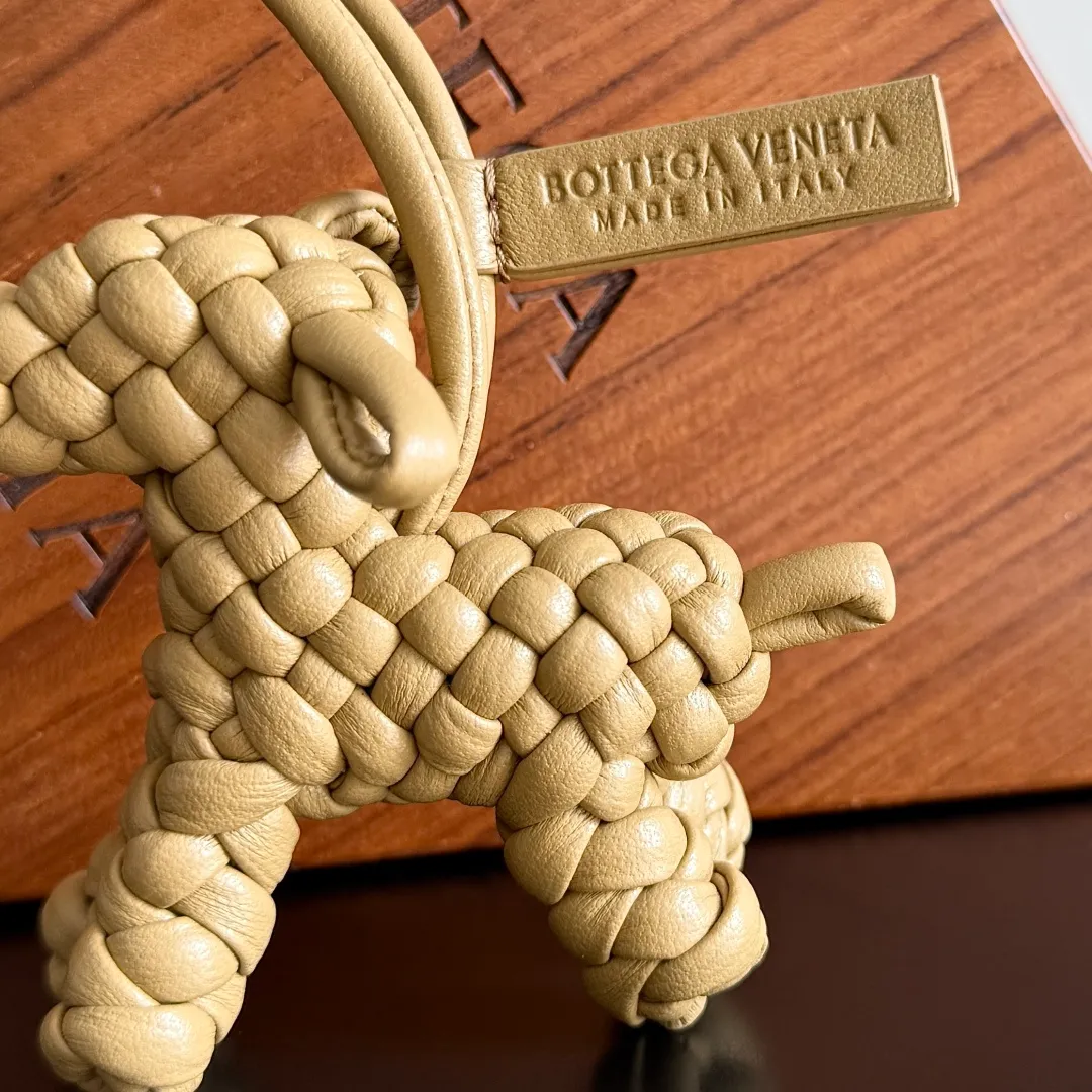 Batch 540 BOTTEGA VENETA2025 new puppy-shaped pendant braided puppy is now online😎The leather braided puppy-shaped pendant can be hung on any handbag, and it is as cute, delicate and colorful as it matches with a bag. Cute and cute, it will touch your heart at any time. It can be hung on bags or keychains. Who can resist such a cute puppy? Style number: 807068
